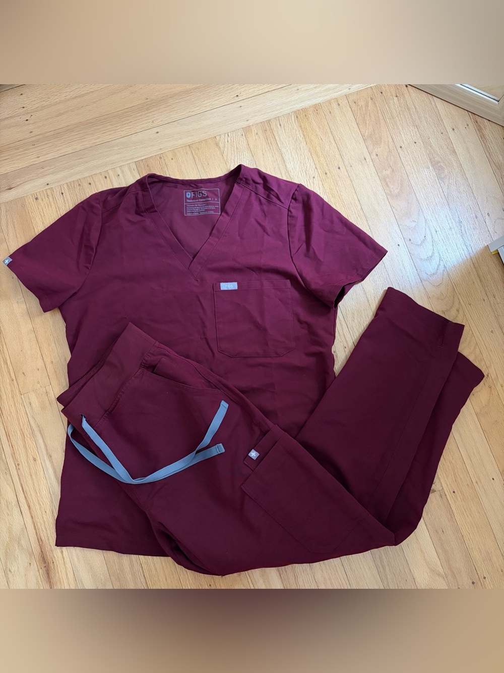 FIGS Burgundy Scrub Set (S/M)